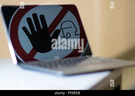 Stop-Schild in Notebook-Bildschirm. Konzept der Tinternet Verbrechen zu stoppen. Stockfoto