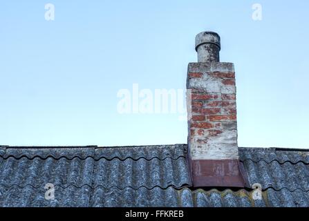 Alte gemauerte Schornstein oben auf das alte Dach. Stockfoto