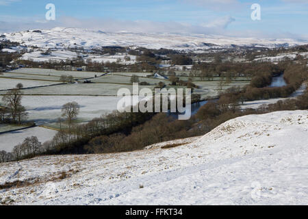 Verschneite Landschaft am oberen Teesdale im County Durham, England. Der River Tees läuft durch den Rahmen. Stockfoto