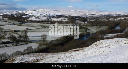Verschneite Landschaft am oberen Teesdale im County Durham, England. Der River Tees läuft durch den Rahmen. Stockfoto