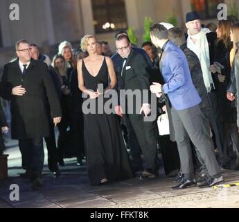 Berlin, Deutschland. 15. Februar 2016. Charlize Theron vor dem Konzerthaus am Gendarmenmarkt in Berlin. Bildnachweis: Simone Kuhlmey/Pacific Press/Alamy Live-Nachrichten Stockfoto