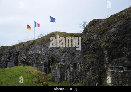 Verdun, Frankreich. 12. Februar 2016. Die französischen, deutschen und EU-Flaggen wehen über die Überreste von Fort de Douaumont bei Verdun, Frankreich, 12. Februar 2016. Der 100. Jahrestag des Beginns der Schlacht um Verdun ist am 21. Februar 2016. Foto: SEBASTIAN KUNIGKEIT/DPA/Alamy Live-Nachrichten Stockfoto