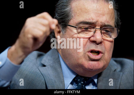 13. Februar 2016 - ist (Foto) - Richter am Obersten Gerichtshof Antonin Scalia im Alter von 79 Jahren verstorben. Bild: 5. Oktober 2011 - Washington, DC, USA - Supreme Court Associate Justice ANTONIN GREGORY SCALIA, bezeugt vor einer Anhörung der Justizausschuss des Senats zur "Wenn man bedenkt die Rolle der Richter unter der Verfassung der Vereinigten Staaten. © Pete Marovich/ZUMA Draht/Alamy Live-Nachrichten Stockfoto