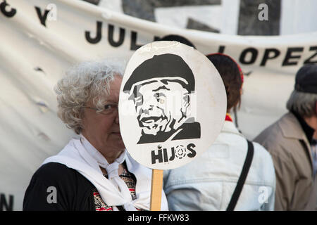 Alte Frau mit einem Poster von Julio Lopez Stockfoto