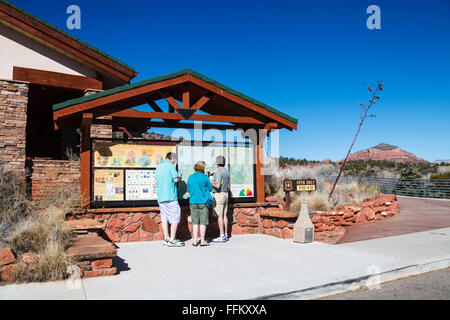 Touristen schauen Wandern Wanderkarte außerhalb der Süden Gateway Visitor Center in der Nähe von Village Oak Creek Stockfoto