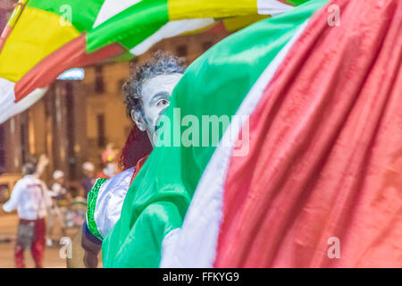 MONTEVIDEO, URUGUAY, kostümierten Januar - 2016 - Mann marschieren und die eine Flagge auf der konstituierenden Parade der Karneval von Montevide Stockfoto