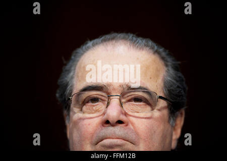 13. Februar 2016 - ist (Foto) - Richter am Obersten Gerichtshof Antonin Scalia im Alter von 79 Jahren verstorben. Bild: 5. Oktober 2011 - Washington, DC, USA - Supreme Court Associate Justice ANTONIN GREGORY SCALIA, bezeugt vor einer Anhörung der Justizausschuss des Senats zur "Wenn man bedenkt die Rolle der Richter unter der Verfassung der Vereinigten Staaten. © Pete Marovich/ZUMA Draht/Alamy Live-Nachrichten Stockfoto