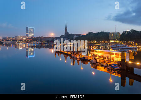 Reflexion von Bremen Skyline in den ruhigen Gewässern des Flusses Weser in Bremen Deutschland. Stockfoto