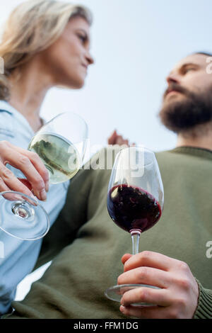 Heterosexuelles Paar Weintrinken in Gartenparty Stockfoto