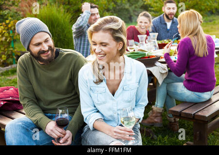 Gruppe von Freunden trinken Wein auf Gartenparty Stockfoto