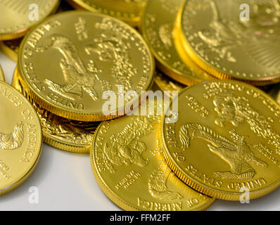 Gold-Münzen zusammen, stellvertretend für Konzept, Reichtum oder seltene Metalle Stockfoto