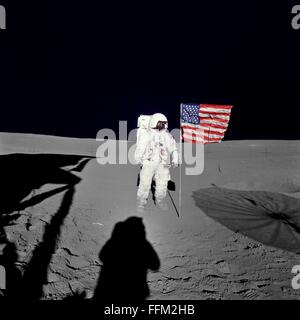 NASA-Astronaut Edgar D. Mitchell, Pilot der Mondlandefähre der Apollo 14 steht durch die US-Flagge auf dem Mond in den ersten Momenten der Mission der ersten Weltraumspaziergang 5. Februar 1971. Mission Commander Alan B. Shepard Jr. nimmt das Foto an der Fra Mauro Region des Mondes. Stockfoto