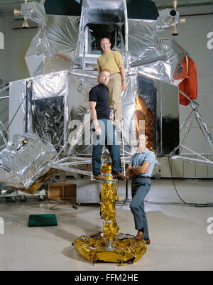 NASA Apollo 14 Astronauten Alan B. Shepard Jr. (rechts), Kommandant, und Edgar D. Mitchell, Pilot der Mondlandefähre, Top, und Stuart A. Roosa, Befehl Modul-Pilot, zentrieren, während des Trainings in der Mondlandefähre Simulator am Kennedy Space Center Juli 1970 in Cape Canaveral, Florida. Stockfoto