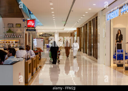 Omani Menschen beim Einkaufen In den Oman Alleen Shopping-Mall, Muscat, Sultanat von Oman Stockfoto