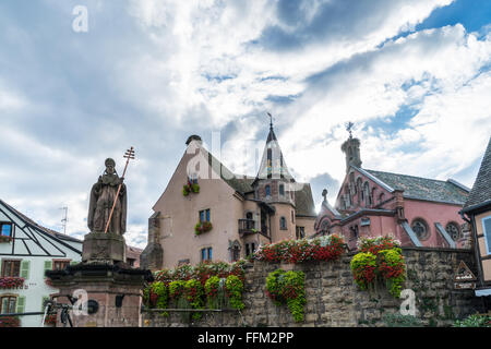 Schloss und Kirche St. Leon in Eguisheim in Haut-Rhin-Elsass-Frankreich Stockfoto