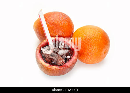 Blut Orangensaft in die Rinde über Eis Stockfoto