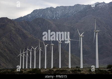 Rancho Mirage, Vereinigte Staaten. 14. Februar 2016. Windkraftanlagen sind im San Gorgonio Windpark in der Nähe von Rancho Mirage, Kalifornien, USA, 14. Februar 2016 gesehen. Der Windpark enthält mehr als 4000 separate Windmühlen und liefert genug Strom für Palm Springs und die gesamte Coachella Valley. © Yin Bogu/Xinhua/Alamy Live-Nachrichten Stockfoto