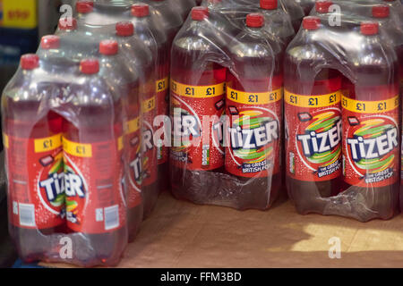 Flaschen Zucker Limonade Tizer in einem Lagerhaus gelagert. Stockfoto