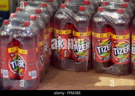 Flaschen Zucker Limonade Tizer in einem Lagerhaus gelagert. Stockfoto