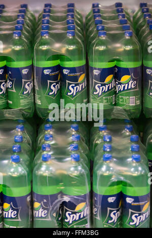 Flaschen Zucker Limonade Tizer in einem Lagerhaus gelagert. Stockfoto