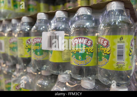 Flaschen von Lowes Zucker frei Limonade Limonade in Zellophan eingewickelt und in einem Lager gestapelt. Stockfoto