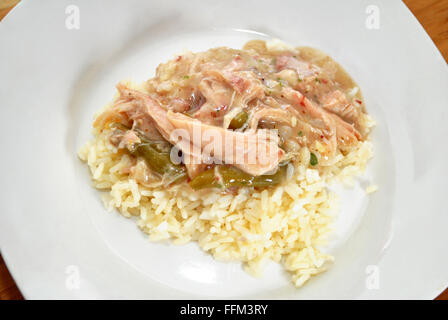 Huhn und grüne Bohnen mit Soße auf Reis Stockfoto