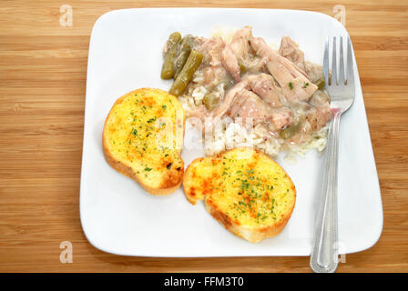 Huhn und Reis Abendessen mit Knoblauchbrot Stockfoto