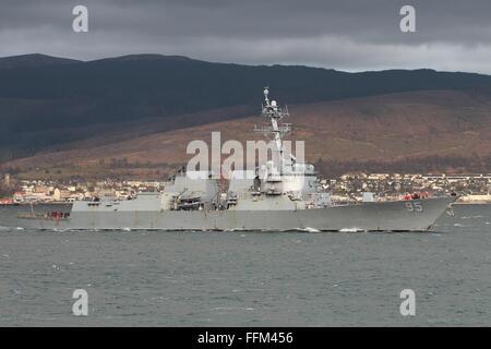 USS James E Williams (DDG-95), ein Zerstörer der Arleigh-Burke-Klasse der US Navy, kommt für die Übung Joint Warrior 14-1. Stockfoto