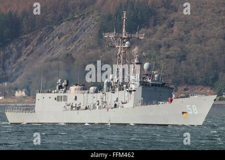 USS Samuel B Roberts (FFG-58), eine Fregatte der Oliver Hazard Perry-Klasse der US Navy, kommt für die Übung Joint Warrior 14-1. Stockfoto