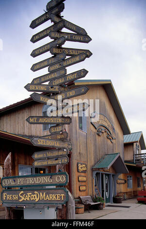 Homer Spit, Alaska, USA - Kohle Punkt Trading Company und Wegweiser auf einen Wegweiser, Kenai-Halbinsel Stockfoto