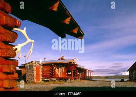 Kleine rustikale Blockhütten und Nebengebäude bei Summit Lake entlang Richardson Highway, Alaska, USA Stockfoto