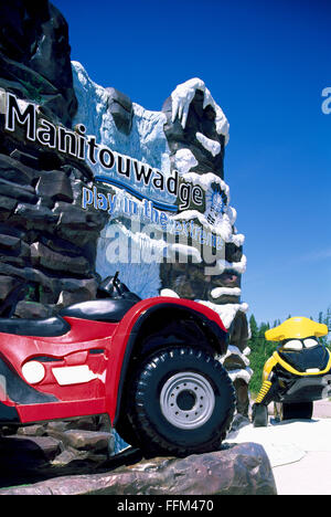 Willkommen Sie Schild nach Stadt Manitouwadge, Ontario, Kanada - ATV und Skidoo präsentieren lokale Sommer und Winter-Freizeitaktivitäten Stockfoto