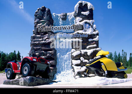 Willkommen Sie Schild nach Stadt Manitouwadge, Ontario, Kanada - ATV und Skidoo präsentieren lokale Sommer und Winter-Freizeitaktivitäten Stockfoto