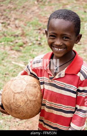 Äthiopische junge mit seinem Fußball Stockfoto