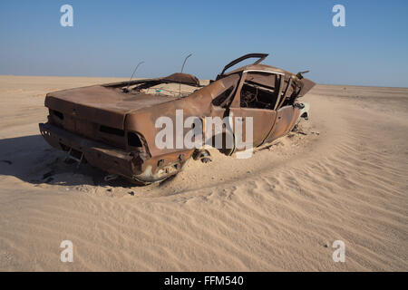 Ein abgestürztes Auto in der Wüste ausgebrannt. Stockfoto