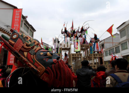 Anshun, Guizhou Provinz. 15. Februar 2016. Menschen führen Gaotai Dixi, eine lokale Volksoper inszeniert auf der Freifläche von Flachland, Weiqi Dorf Puding County, Südwesten Chinas Provinz Guizhou, 15. Februar 2016. Darsteller mit Masken Bühne der Oper auf 48 Tabellen in fünf Schichten in Form Pyramide gelegt und manchmal springen bis singen und tanzen. Die Gaotai Dixi-Oper vor allem reflektiert und während des Krieges erzählt in der Antike. Bildnachweis: Lu Wei/Xinhua/Alamy Live-Nachrichten Stockfoto