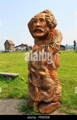 Alter Mann mit einem Seine. Holzskulpturen basierend auf Puschkins Märchen. Stockfoto