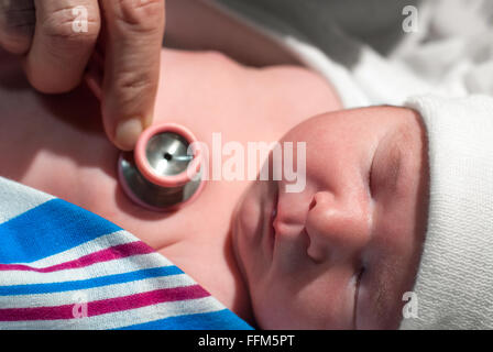 Ärztliche Untersuchung eines Neugeborenen. Health care Arbeitnehmer hat ein Stethoskop auf das Baby Brust. Stockfoto