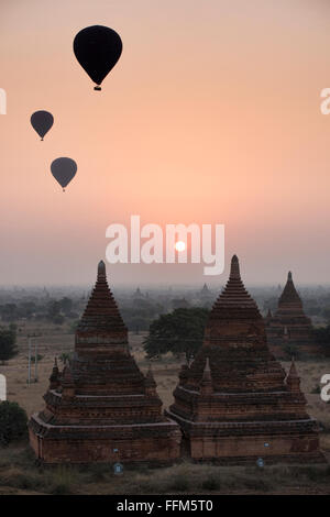 Ballons fliegen über die Tempel von Bagan, Myanmar bei Sonnenaufgang Stockfoto