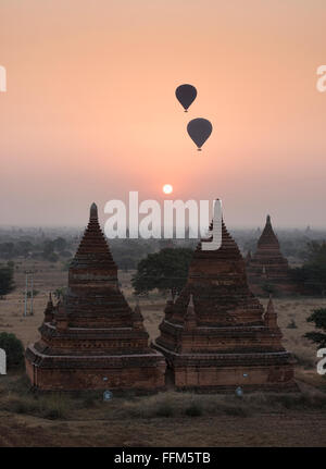 Ballons fliegen über die Tempel von Bagan, Myanmar bei Sonnenaufgang Stockfoto