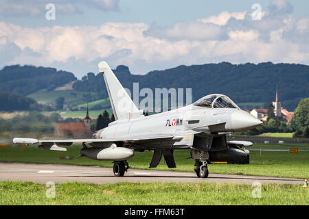 Austrian Air force Eurofighter EF 2000 Typhoon S 7L-WM Taxi auf einen militärischen Flugplatz in der Schweiz. Stockfoto