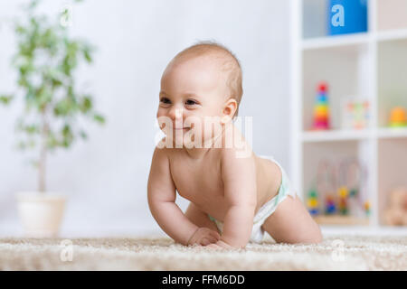 Entzückende Baby kriecht am Boden im Kinderzimmer Stockfoto