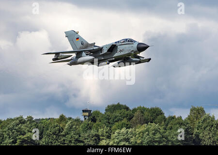 Deutsche Luftwaffe (Luftwaffe) Panavia Tornado IDS 43 + 50 Kampfflugzeuge Abfahrt Payerne Air Base in der Schweiz. Stockfoto