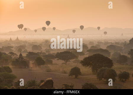 Ballons fliegen über die Tempel von Bagan, Myanmar bei Sonnenaufgang Stockfoto