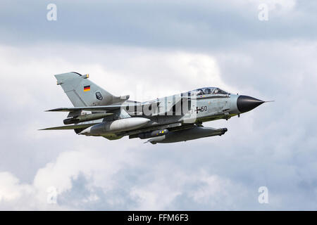 Deutsche Luftwaffe (Luftwaffe) Panavia Tornado IDS 43 + 50 Kampfflugzeuge Abfahrt Payerne Air Base in der Schweiz. Stockfoto