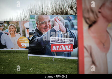 Mainz, Deutschland. 15. Februar 2016. Ein Wahlplakat der Linkspartei (Die Linke) zeigt die ehemaligen deutschen Bundeskanzler Helmut Kohl (CDU) in Mainz, Deutschland, 15. Februar 2016. Die Schrift auf dem Plakat lautet: "die Menschlichkeit einer Gesellschaft zeigt sich zuletzt aber nicht zuletzt ist es auf die Art und Weise ihre schwächsten Mitglieder behandeln". Die Landtagswahlen in Rheinland-Pfalz werden am 13. März 2016 stattfinden. Foto: FREDRIK VON ERICHSEN/Dpa/Alamy Live-Nachrichten Stockfoto