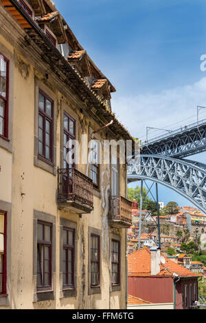 Blick auf Fassaden, Gasse und traditionellen Häuser in der historischen Stadt Ribeira und neben Fluss Douro, Porto, Portugal Stockfoto