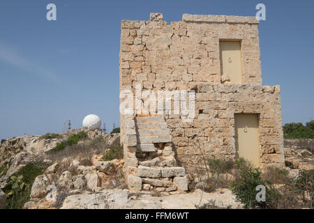 Stein-Gebäude und Radar-Station am Dingli Cliffs in Malta Stockfoto