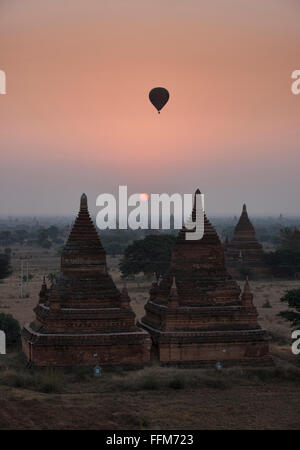 Ballon fliegt über die Tempel von Bagan, Myanmar bei Sonnenaufgang Stockfoto
