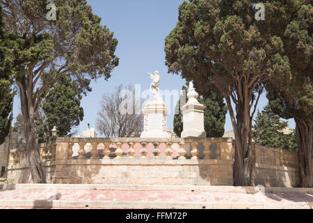 Statuen und Gärten in der St. Pauls-Kirche in Rabat, Malta Stockfoto